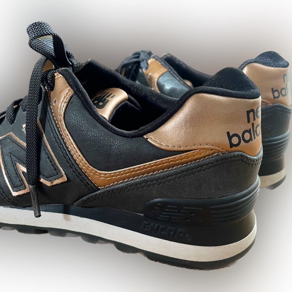 New Balance 574 Black/Gold - WL574PMR.                  Sz 8